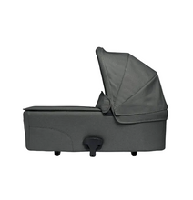 تحميل الصورة إلى عارض المعرض، Flip XT³ Carrycot – Harbour Grey Birth to 9kg
