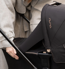 تحميل الصورة إلى عارض المعرض، Nuna Lytl Carrycot - Caviar (raincover included)
