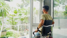 تحميل وتشغيل الفيديو في عارض المعرض، Leo Standing Wheelchair – The World's Lightest Manual Standing Wheelchair
